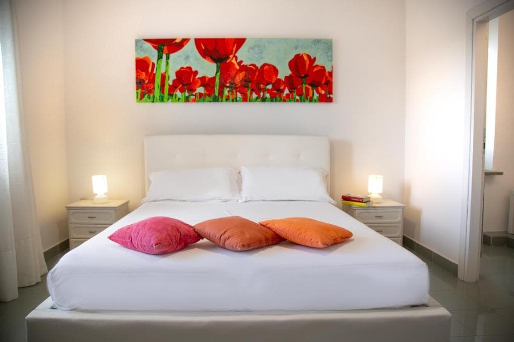 Master bedroom with colourful cushions at Casa Petito