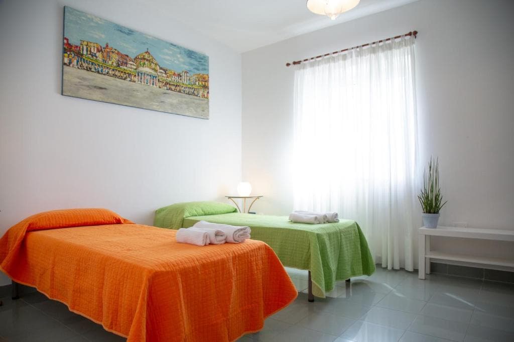 Camera twin con letti singoli colorati a Casa Petito